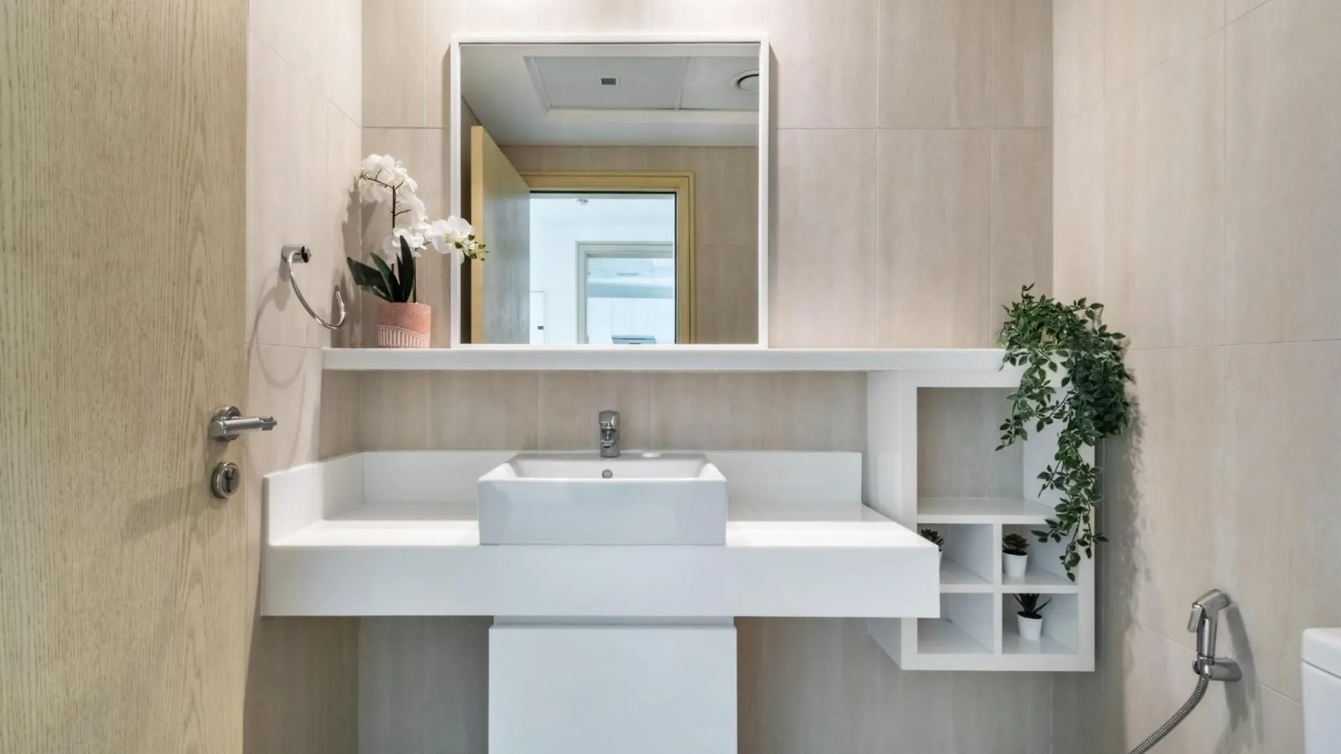 Apartment Artistic Retreat In Jbr With Private Beach Access Dubai